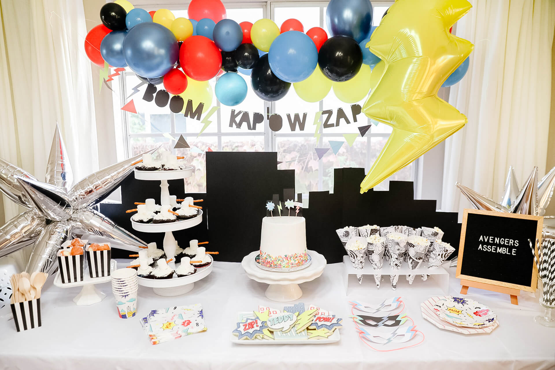 Kids superhero themed birthday party ideas by Momopartys