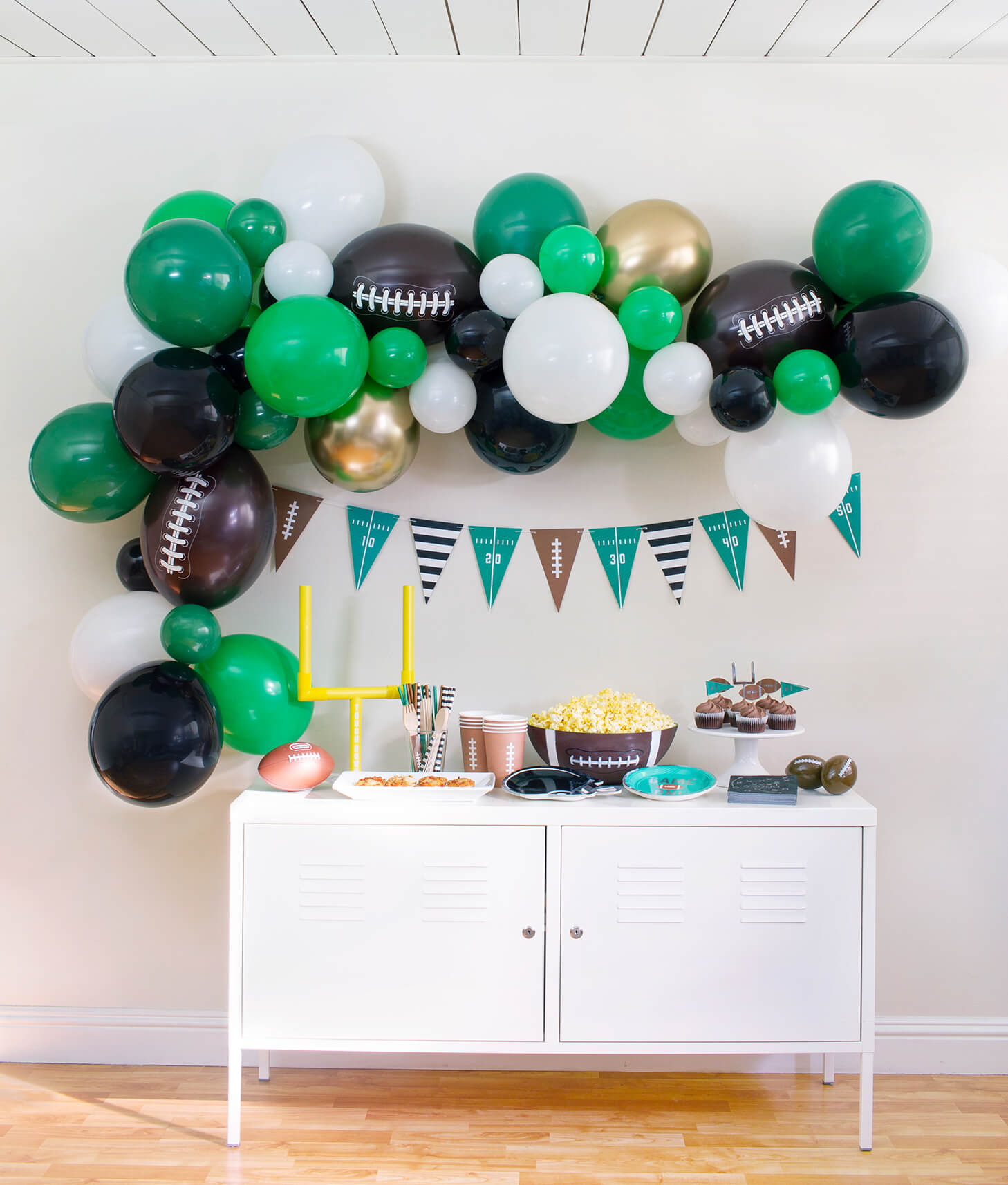 Momopartys Football themed Birthday Party Set up inspiration with football shaped latex balloon garland, eco-friendly football themed partywares, ideas for kids football birthday party, super bowl celebration 