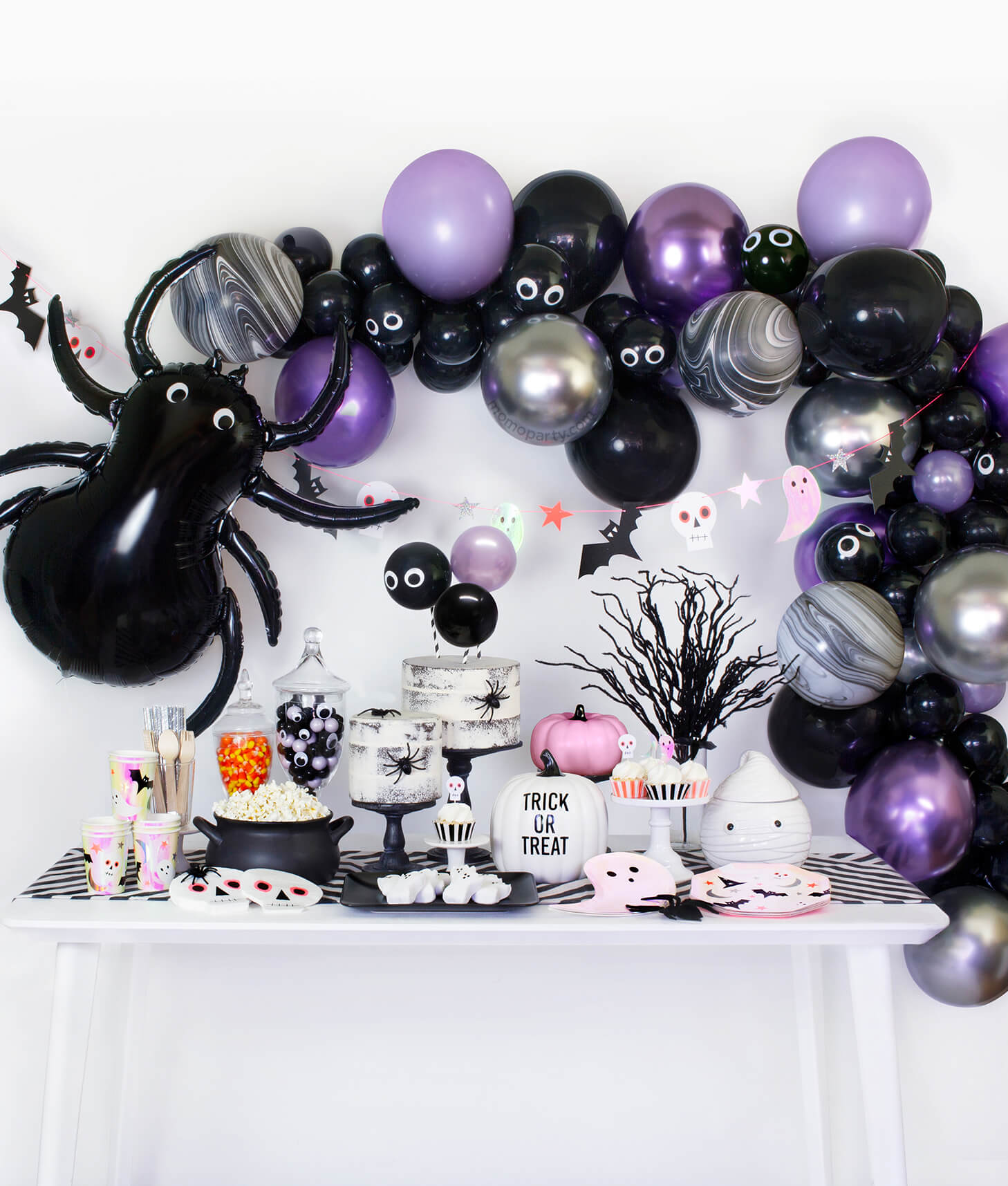  Momopartys 2019 New Halloween party collection table set up and black, purple chrome and silver color balloon garland and black spider foil balloon decoration 