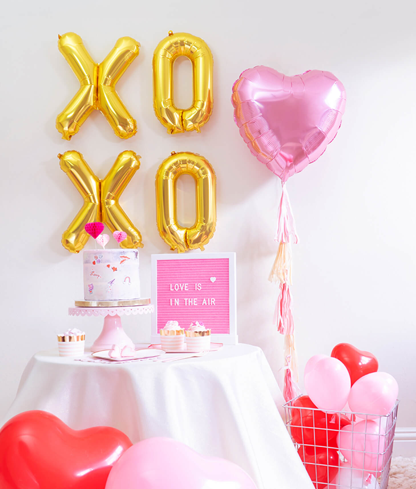 Momopartys Valentine's Day Mini Kit with Xoxo foil balloons,Pink Heart Foil balloon, Heart Shaped Latex balloons, Meri meri Blushing Heart plates, Pale pink side plates for Valentine's Day and Galentine's Day celebration